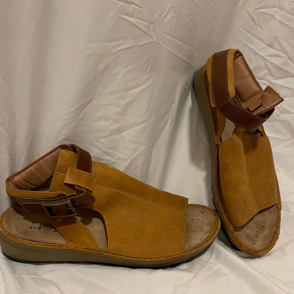 Naot Verbena Sandal in tan leather